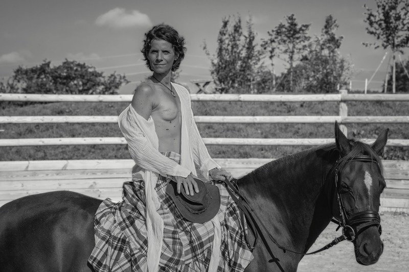 Portrait en noir et blanc d'une participante à cheval, extrait de l'exposition Cicatrices